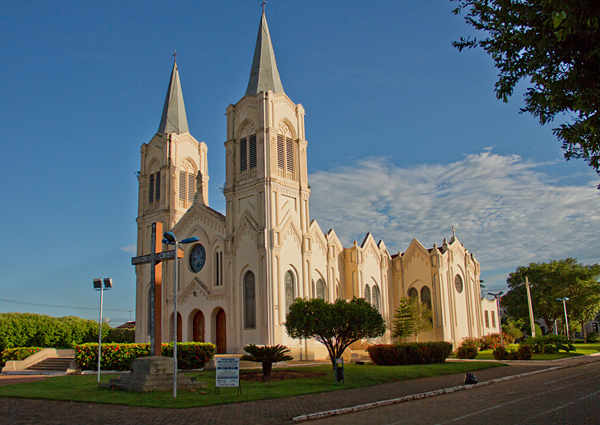 The picturesque Igreja Matriz de Aquidauana overlooks the town