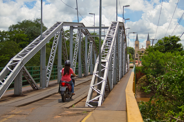 Friendship Bridge (Ponte de Amizade) is a single lane bridge. It was adapted from a railway design, and constructed in 1926.