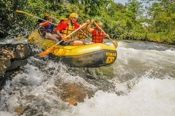 Rafting on the Tenente Coronel Amaral river, near Jaciara, is a great option for adventure seekers.