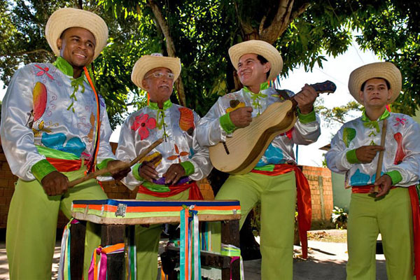 Musicians from Grupo Flor Riberinha with the guitar-like viola de cocho.