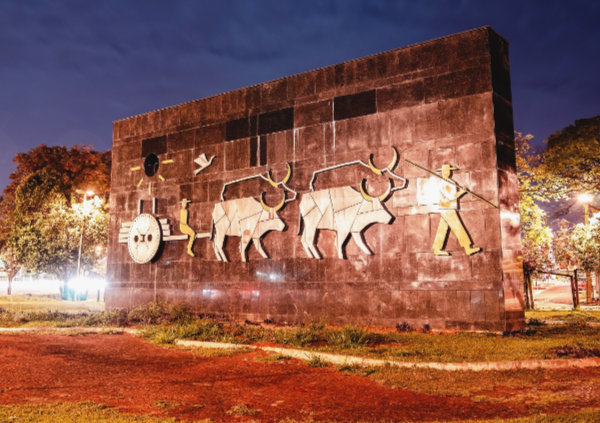 The Carro de Boi monument located near the Horto Florestal commemorates the wagon train of Campo Grande